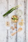 Мисо рамен суп с грибами шиитаке, тофу и весенним луком — стоковое фото
