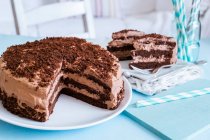 Una torta alla crema di cioccolato affettata — Foto stock