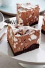 Gâteau avec mousse au chocolat et morceaux de meringue — Photo de stock