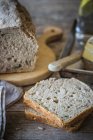 Pane fatto in casa affettato e pane su sfondo — Foto stock