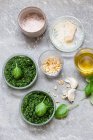 Pesto basilique avec ingrédients — Photo de stock