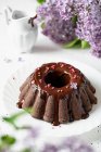 Primer plano de delicioso pastel de chocolate esmaltado casero - foto de stock