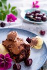Bolinhos de chocolate e cereja com sorvete — Fotografia de Stock