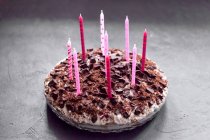 Um bolo de aniversário com velas — Fotografia de Stock