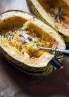 Baked spaghetti pumpkins with walnuts, thyme and vegan cream fraiche — Foto stock