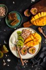 Bol à smoothies avec matcha, mangue, fruit de la passion, kiwi et épeautre expansé — Photo de stock