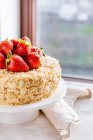 Napoleon-Kuchen. Hausgemachte Vanille, Teigcreme und Erdbeer-Mille-Feuille-Kuchen — Stockfoto