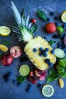 Arcobaleno di frutta, verdura ed erbe su una superficie blu — Foto stock