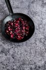 Жареные вишни в черной кованой сковороде — стоковое фото