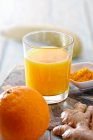Имбирный апельсиновый смузи с куркумой — стоковое фото