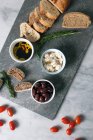 Mézze grec : olives, feta, huile d'olive et pain — Photo de stock