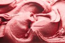 Creamy raspberry icing sugar (close-up, full-frame) — Stock Photo