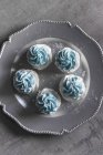 Ninhos de merengue com creme azul pastel — Fotografia de Stock