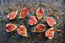 Figues rôties au miel, romarin et bâtonnets de cannelle sur plaque à pâtisserie — Photo de stock