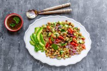 Salade de quinoa aux pois chiches, avocat, concombre et tomates — Photo de stock