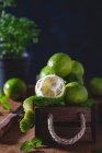 Limes fresco bagnato in una scatola di legno — Foto stock