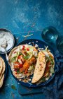 Wraps mit Panko beschichtetem Huhn, Minzjoghurt, Tomatensalsa, Gurken und Kohl und Karottensalat — Stockfoto