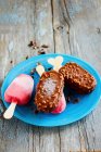 Chocolate e palitos de gelado de morango — Fotografia de Stock