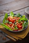 Salat mit Feigen, Schinken, gerösteten Walnüssen und Essigdressing — Stockfoto