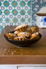 Tortine all mandorle e al cocco, small almond cakes with coconut — Stock Photo