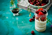 Porridge aux fruits frais d'été — Photo de stock