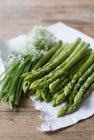Asparagi verdi e aglio selvatico fresco su carta — Foto stock