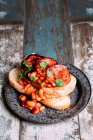 Petit déjeuner avec haricots mélangés, pain au levain chorizo, ail et persil plat — Photo de stock