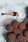 Close-up de deliciosos biscoitos de chocolate em uma grade de resfriamento — Fotografia de Stock