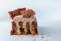 Primer plano de delicioso chocolate mille-feuille - foto de stock