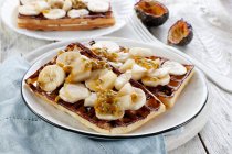 Waffles com banana, maçã e maracujá — Fotografia de Stock