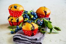 Черничные кексы со свежими ягодами — стоковое фото