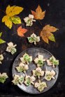 Осеннее кленовое печенье с кленовым сиропом — стоковое фото