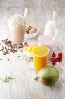 Un milk-shake au café, un milk-shake aux fraises et une neige fondue à la mangue — Photo de stock