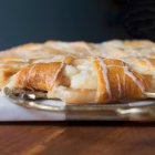 Un anneau de pâte feuilletée avec pomme, fromage frais et caramel — Photo de stock