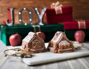 Pequeñas casas de pastel de manzana horneadas para Navidad - foto de stock