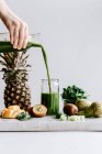 Grüner Smoothie mit Spinat Kiwi Birne Mango Sellerie und Ananas — Stockfoto