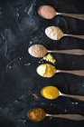 Teelöffel mit Arten von Maismehl Weizenmehl Buchweizenzucker und Salz — Stockfoto