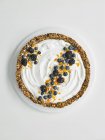 Granola torta de café da manhã com mirtilos frescos e amoras — Fotografia de Stock
