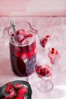 Ice tea with black currants and ginger ale — Stock Photo