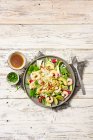 Salade d'avocat et de nouilles à la crevette asiatique — Photo de stock
