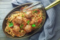 Spaghettis aux boulettes de viande gros plan — Photo de stock