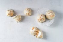 Homemade foam kisses with white chocolate and coconut shavings on a biscuit base — Stock Photo