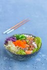 Poke Bowl mit Thunfisch, Lachs und Gemüse — Stockfoto
