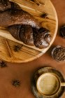 Pão trançado brioche de chocolate com sementes de linho — Fotografia de Stock