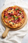 Pizza com crudo prosciutto e azeitonas — Fotografia de Stock