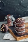 Крупный план вкусных шоколадных кексов с орехами — стоковое фото