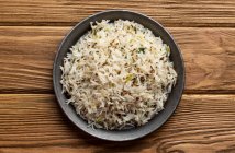 Індійський варений рис з салатом з кмином. — стокове фото