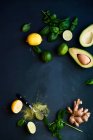 Grüne Komposition - Avocado, Basilikum, Zitrone und Ingwer — Stockfoto