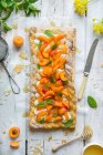 Пирог с ванильным сливочным сыром, свежие абрикосы и мед — стоковое фото