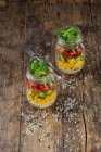 Салат из риса в стеклянной банке с диким рисом, сладкой кукурузой, огурцом, помидорами и салатом из баранины — стоковое фото